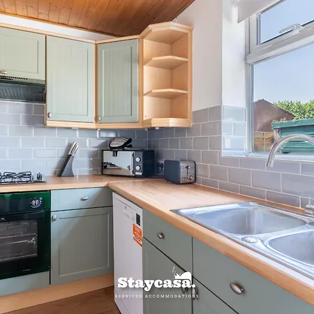 3-bedroom House W Free Parking, Near Man Airport! Holiday home *