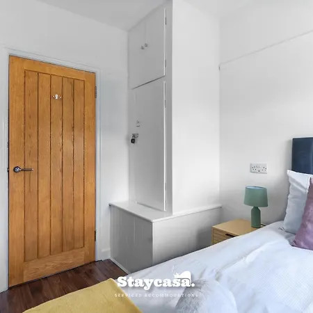 3-bedroom House W Free Parking, Near Man Airport! *