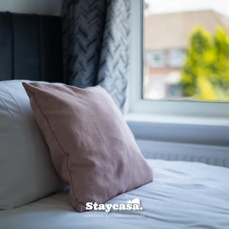 3-bedroom House W Free Parking, Near Man Airport! マンチェスター