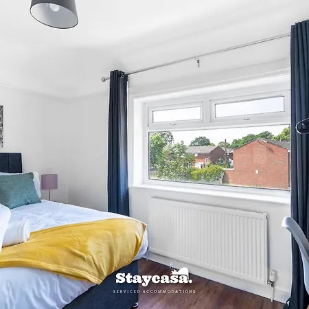 3-bedroom House W Free Parking, Near Man Airport! Holiday home Manchester