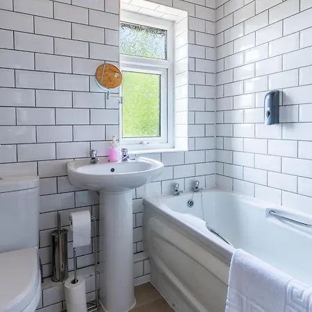 Holiday home 3-bedroom House W Free Parking, Near Man Airport! *