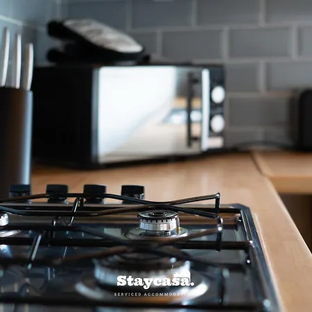 3-bedroom House W Free Parking, Near Man Airport! *