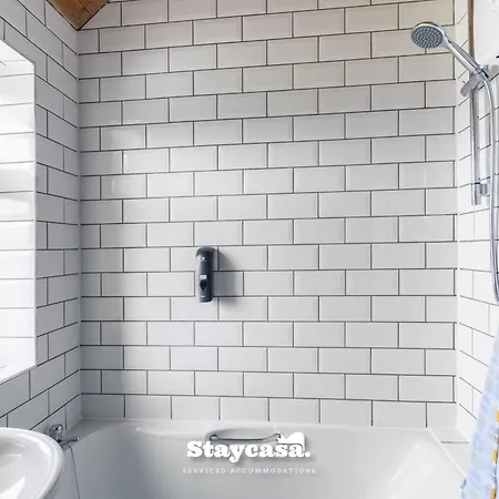 3-bedroom House W Free Parking, Near Man Airport! 펜션 *