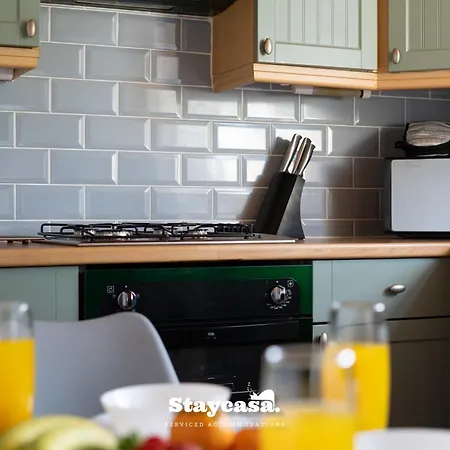 3-bedroom House W Free Parking, Near Man Airport! 別荘