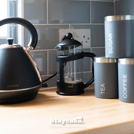 3-bedroom House W Free Parking, Near Man Airport! 別荘 *