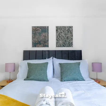 3-bedroom House W Free Parking, Near Man Airport! マンチェスター