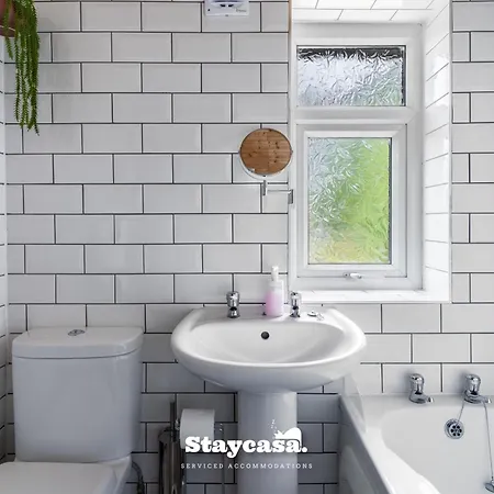 3-bedroom House W Free Parking, Near Man Airport! 別荘 マンチェスター