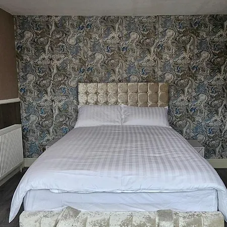 Full In Moss Bank Near Cheetham Hill Semesterbostad *
