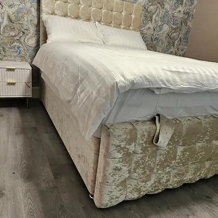 Full In Moss Bank Near Cheetham Hill * Manchester