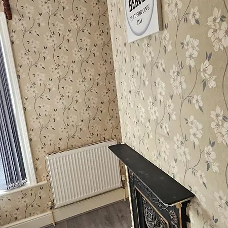 Full In Moss Bank Near Cheetham Hill Semesterbostad