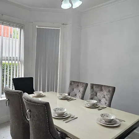 Full In Moss Bank Near Cheetham Hill Semesterbostad *