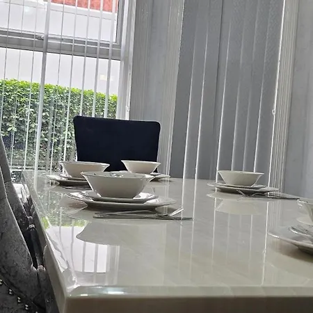 Full In Moss Bank Near Cheetham Hill Semesterbostad *