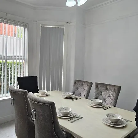 Full In Moss Bank Near Cheetham Hill Semesterbostad
