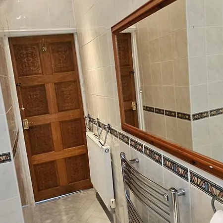 Full In Moss Bank Near Cheetham Hill Semesterbostad *
