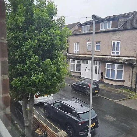 Full In Moss Bank Near Cheetham Hill Manchester