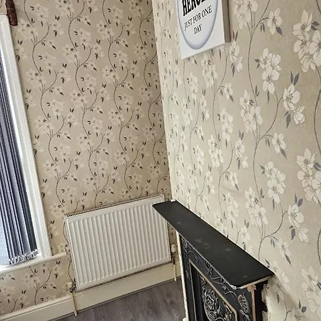 Full With Free Parking In Moss Bank Near Cheetham Hill, Crumpsall, * Manchester