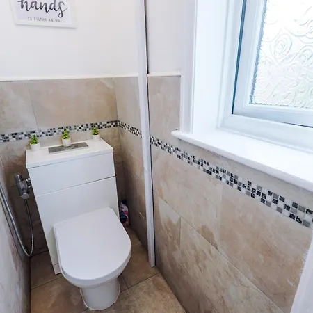 Driveway Stunning 3bedroom In Withington Holiday home *