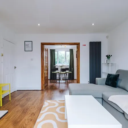 Driveway Stunning 3bedroom In Withington Holiday home