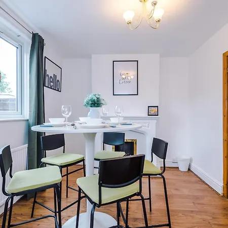 Driveway Stunning 3bedroom In Withington Holiday home