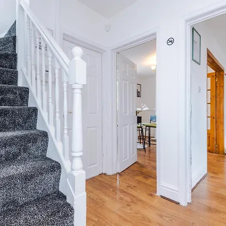 Driveway Stunning 3bedroom In Withington Holiday home *