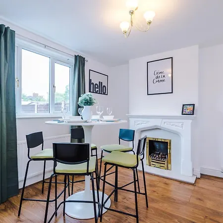 Driveway Stunning 3bedroom In Withington Holiday home *