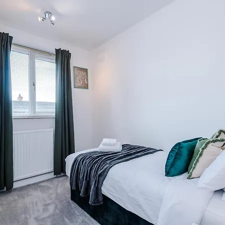 Driveway Stunning 3bedroom In Withington