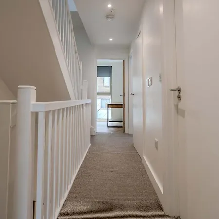 The Townhouse I 4Br I Roof Terrace I Sleeps 8 *