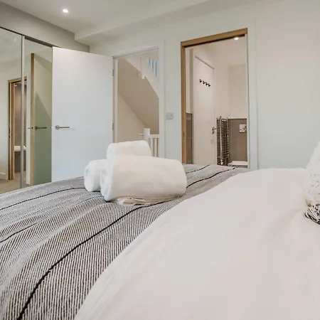 The Townhouse I 4Br I Roof Terrace I Sleeps 8