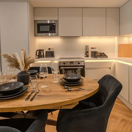 The Townhouse I 4Br I Roof Terrace I Sleeps 8 *