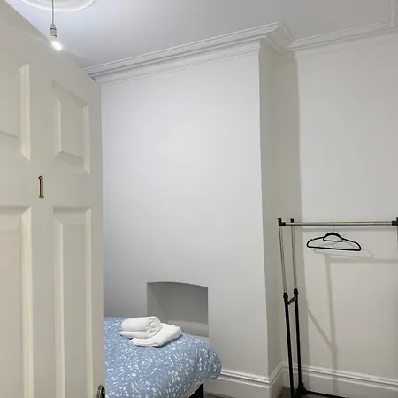 Near Etihad Stadium Bed & Breakfast 3*