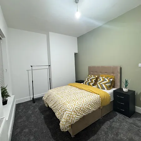 Near Etihad Stadium Bed & Breakfast 3*