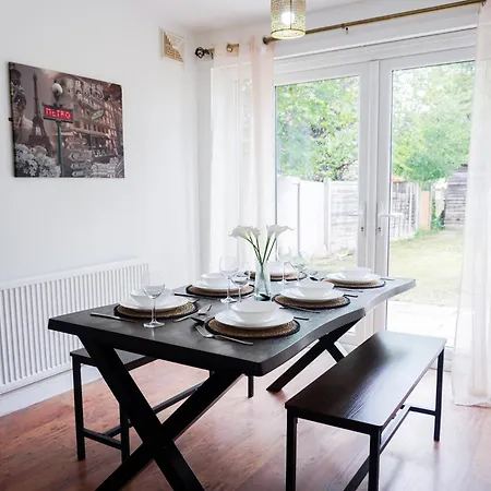 Сasa de vacaciones Spacious 3br Family Near Coop Live And Etihad Stadium - Free Parking! Mánchester
