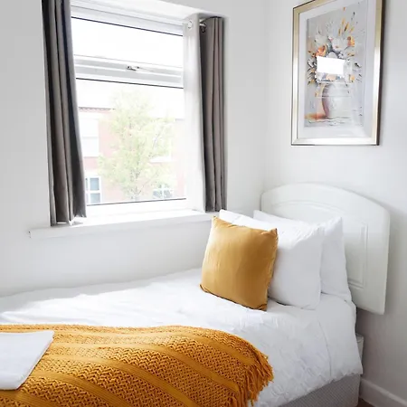 Spacious 3br Family Near Coop Live And Etihad Stadium - Free Parking! Vakantiehuis