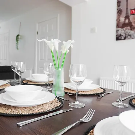 Spacious 3-Bed Family Home - Contractor Friendly - Near Coop Live & Etihad Stadium - Free Parking بيت للعطل