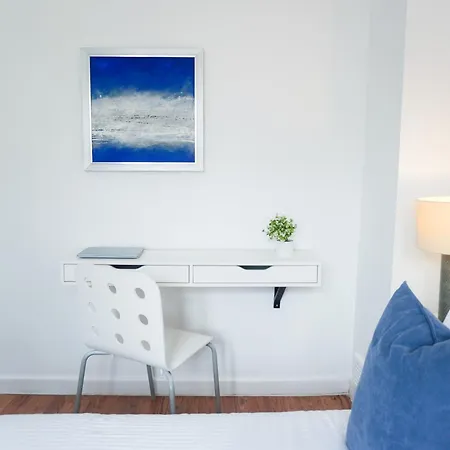 Spacious 3bd Near Etihad And Coop Live - Free Parking! Дом отдыха *