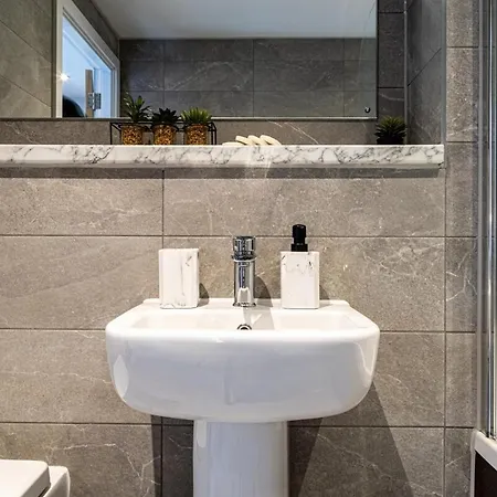 Centre , Old Trafford , Gym *