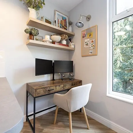 Victorian Wfh Haven With Free Parking *