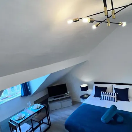 In Prime Location Manchester-old Trafford Apartment