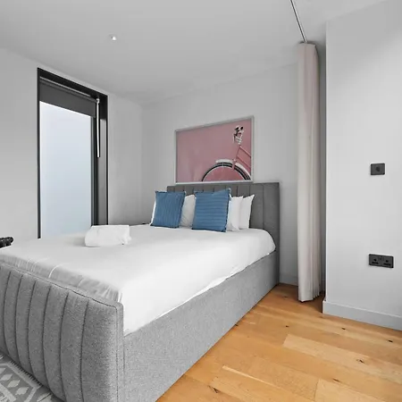 4 Bed Canal St Free Parking *