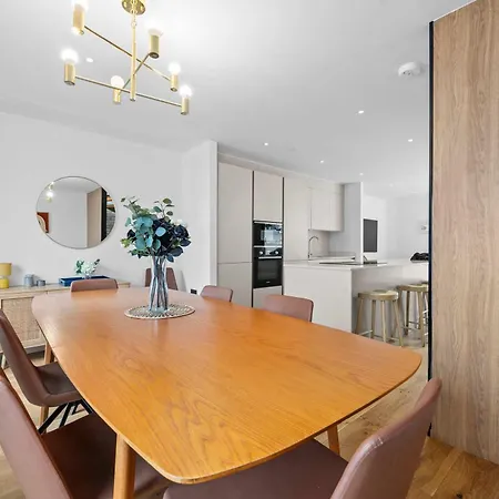 Stunning Luxury Townhouse In Centre Of