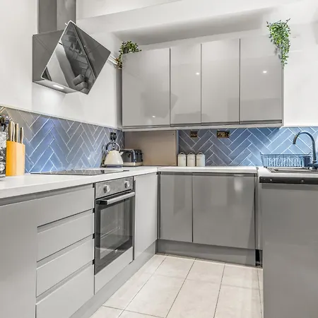 Modern Centre Townhouse Sleeps 10 & Parking *