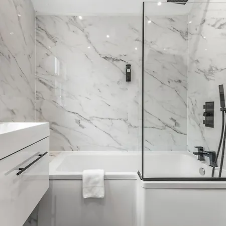Modern Centre Townhouse Sleeps 10 & Parking Hébergement de vacances