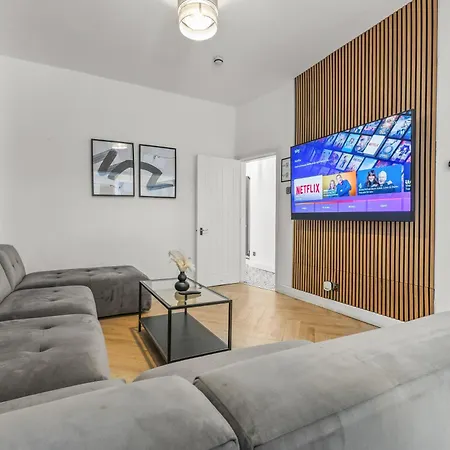 Modern Centre Townhouse Sleeps 10 & Parking
