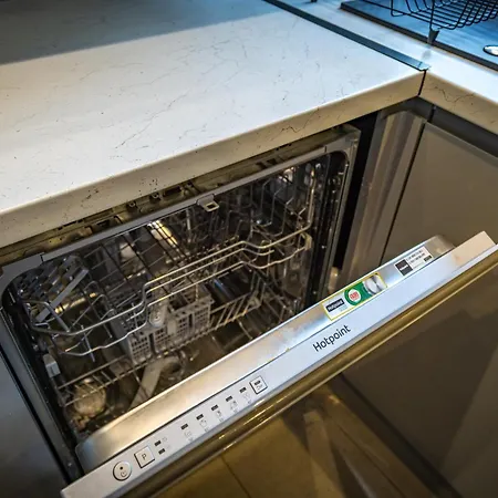 Modern Centre Townhouse Sleeps 10 & Parking