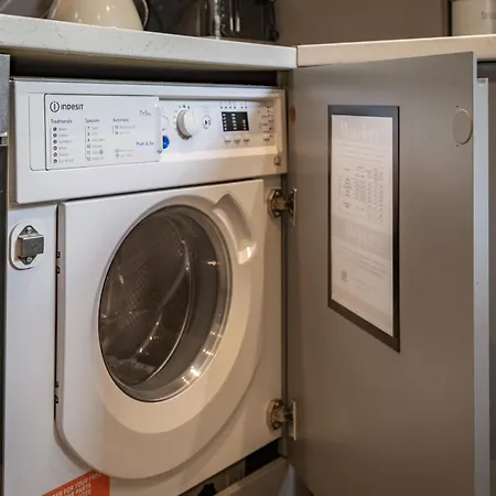 Modern Centre Townhouse Sleeps 10 & Parking Hébergement de vacances Manchester