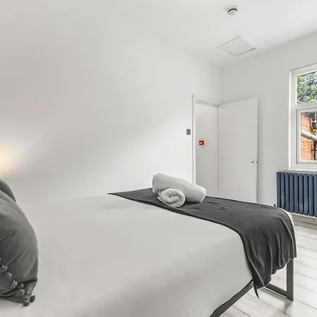 Modern Centre Townhouse Sleeps 10 & Parking *