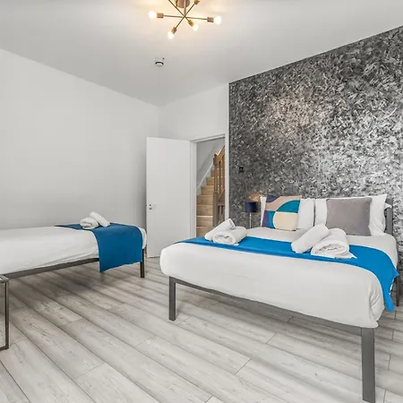 Modern Centre Townhouse Sleeps 10 & Parking 맨체스터