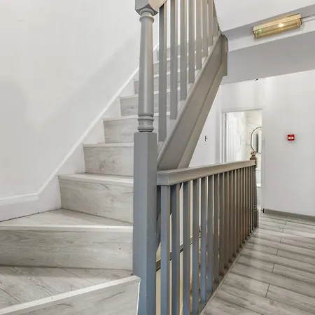 Modern Centre Townhouse Sleeps 10 & Parking * 맨체스터