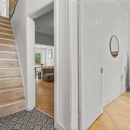 度假居 Modern Centre Townhouse Sleeps 10 & Parking