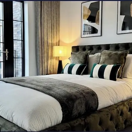 Luxury With Free Parking Manchester